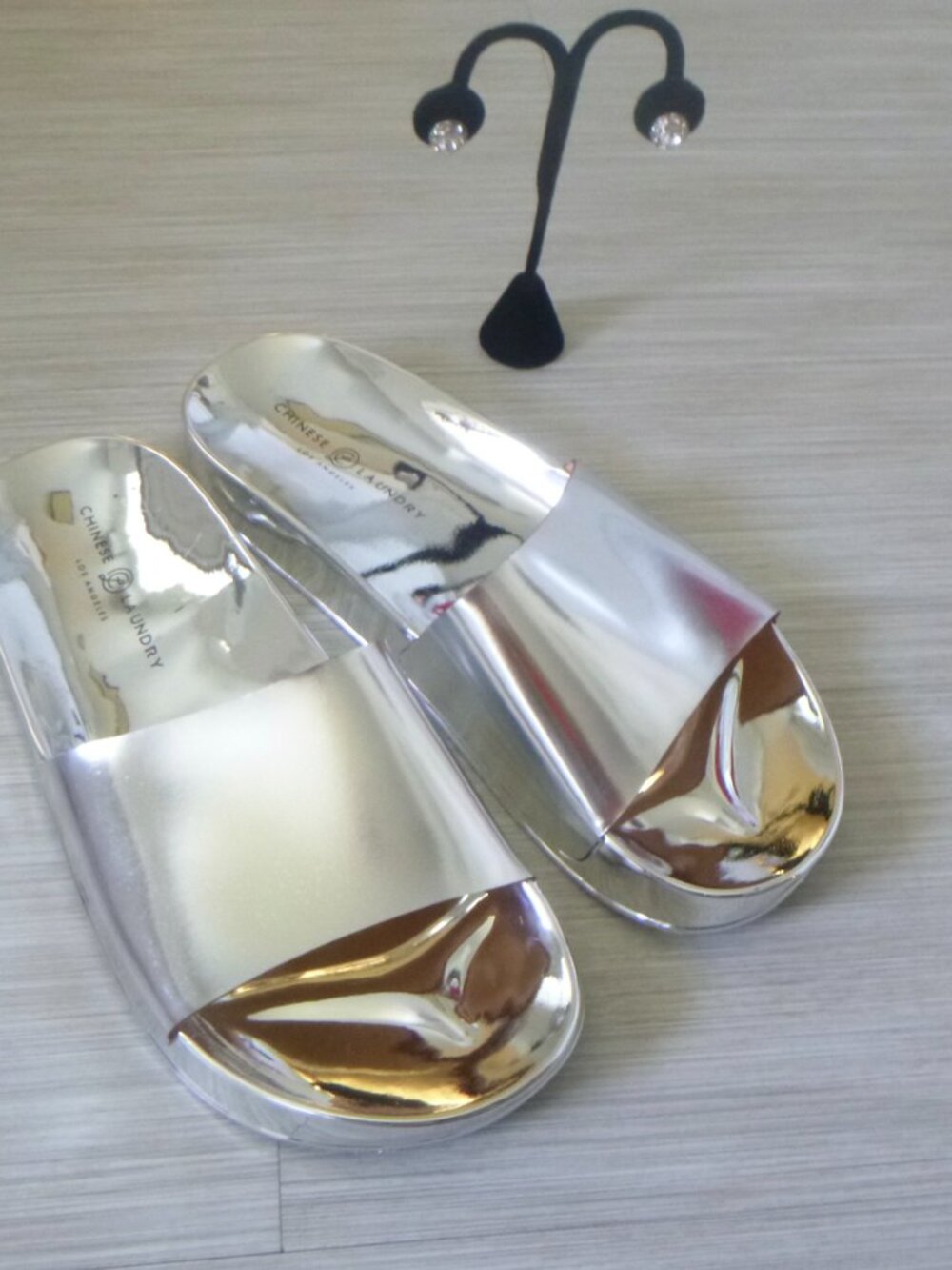CHINESE LAUNDRY SILVER SHINE SLIDES SHOES SZ-7 FLATS NEW